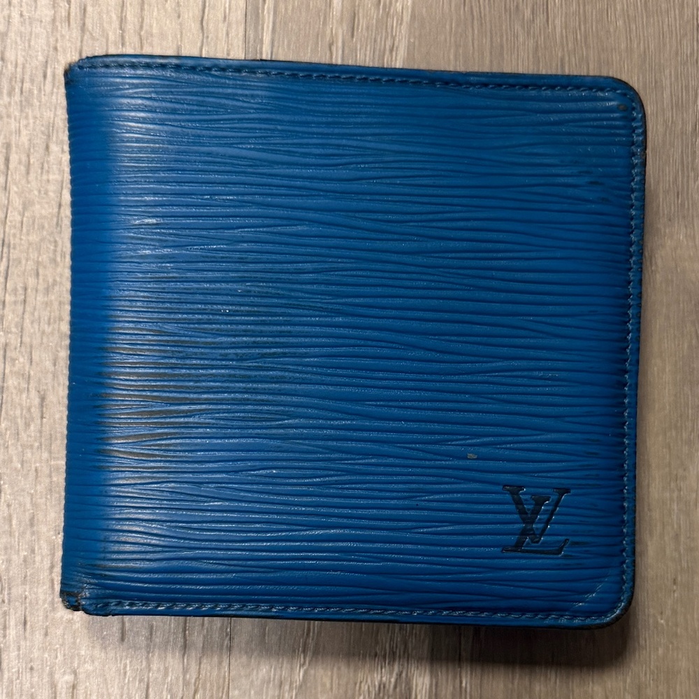 Unisex Louis Vuitton Blue Epi Leather Bifold Wallet